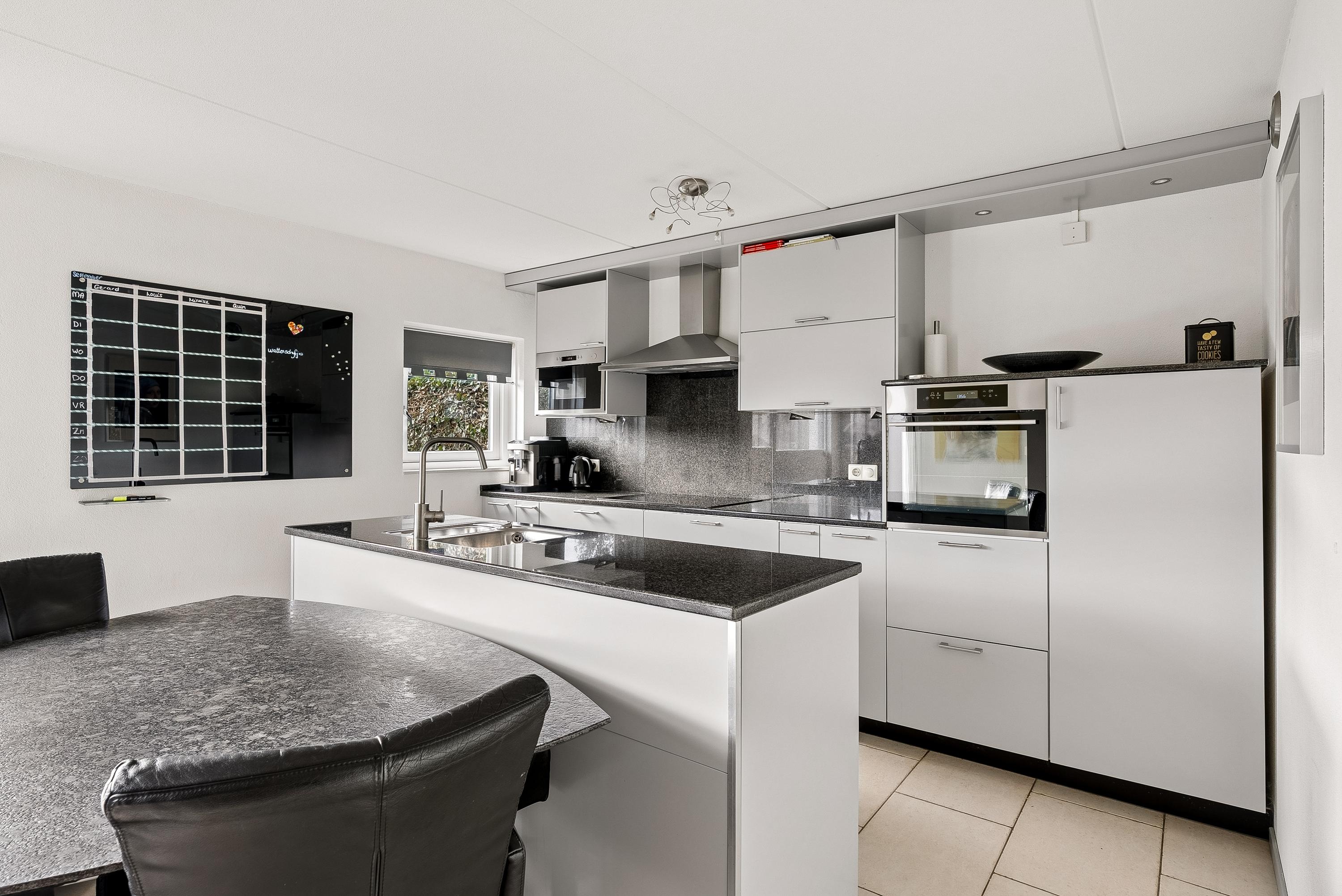 Tussenwoning te koop: Carel Willinklaan 18, Almere