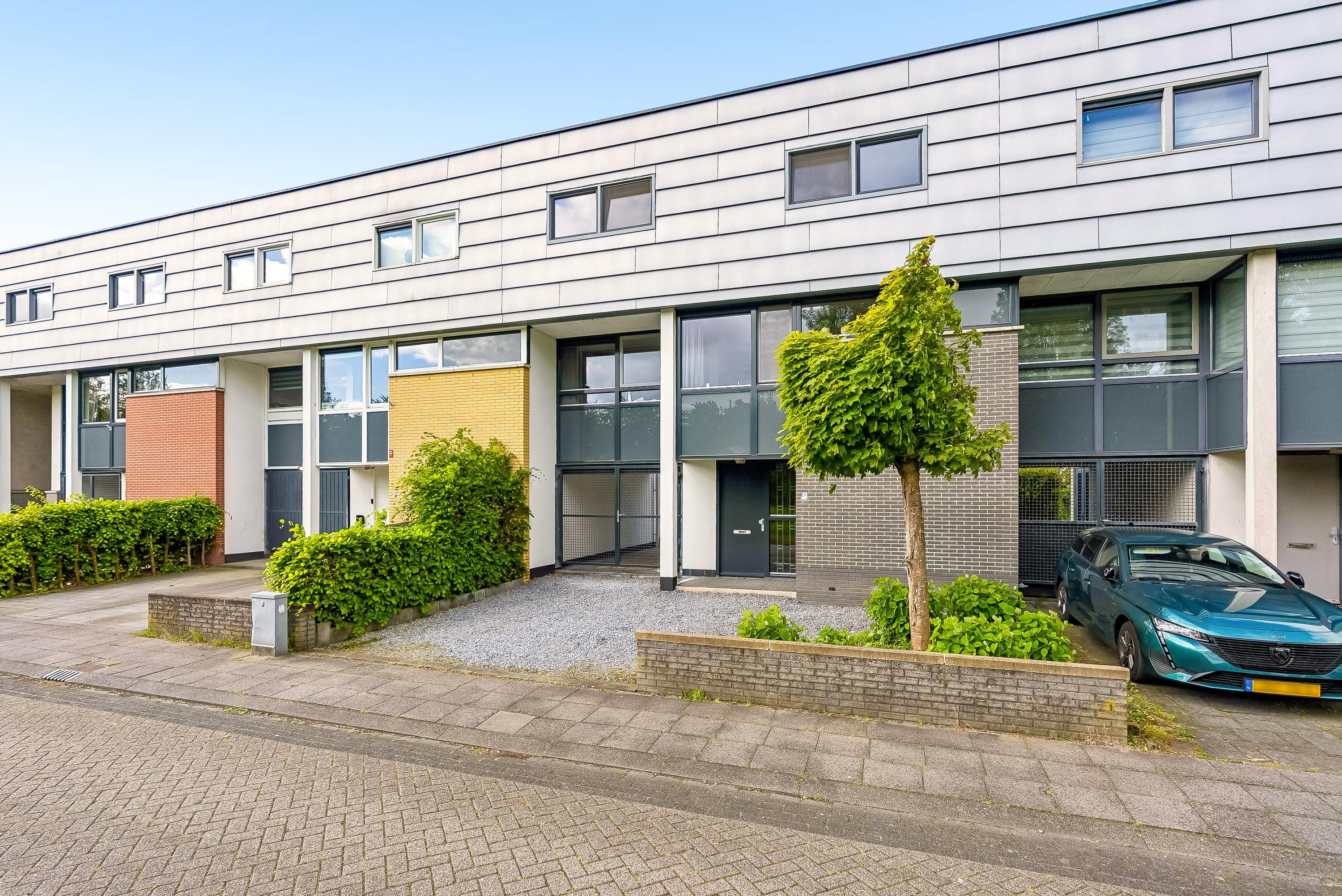 Tussenwoning te koop: Carel Willinklaan 18, Almere