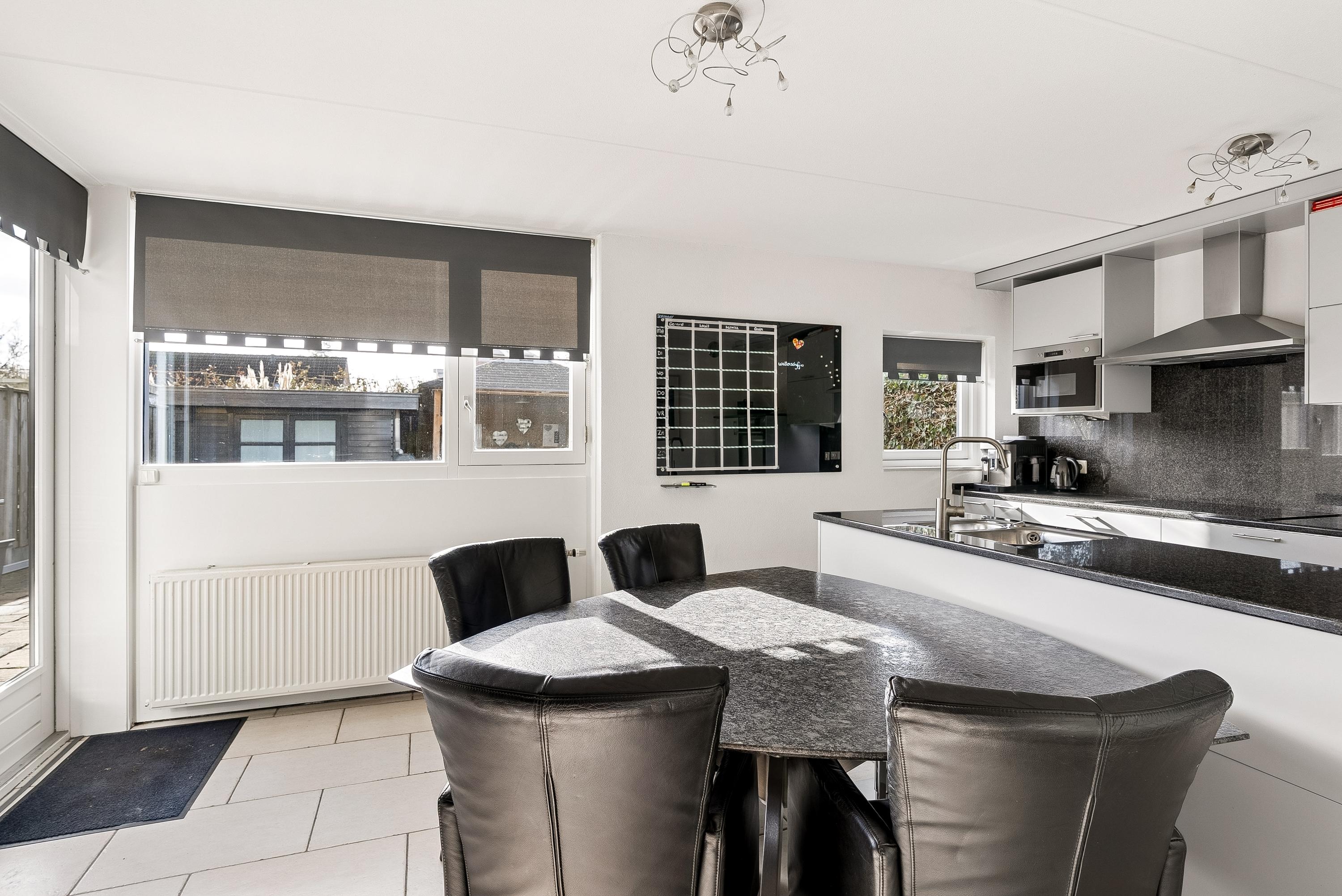 Tussenwoning te koop: Carel Willinklaan 18, Almere