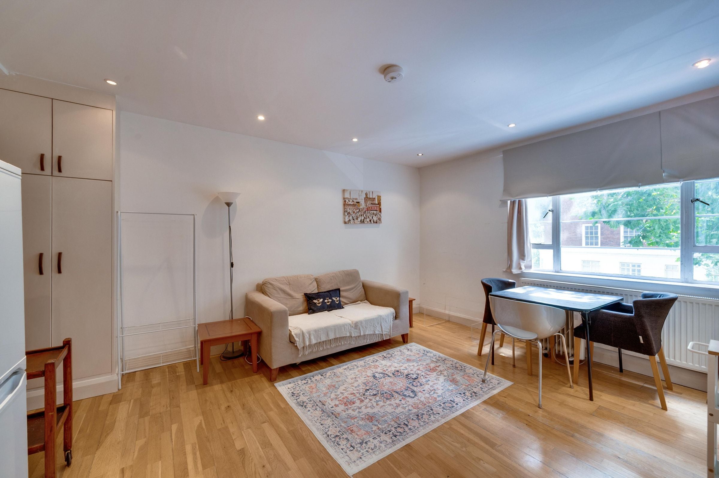 Flat Sloane Avenue in Greater London
