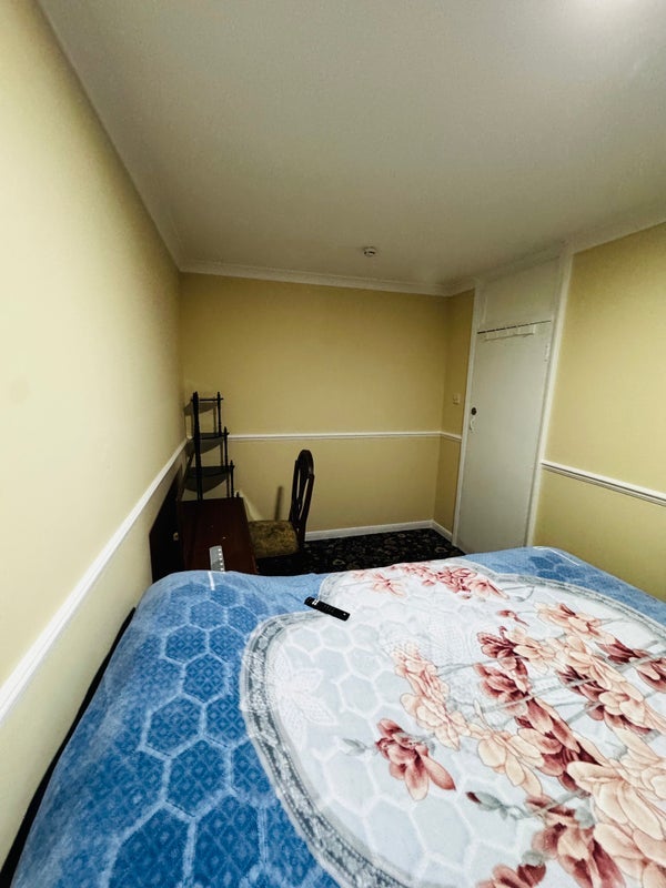 Room Young Road in Greater London