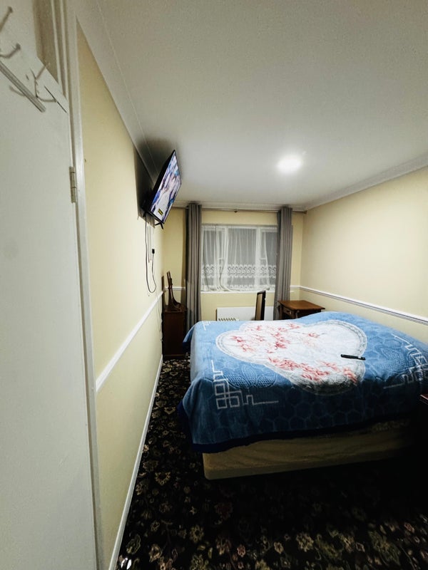 Room Young Road in Greater London