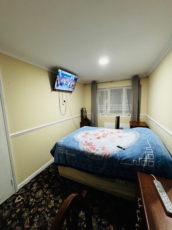 Room Young Road in Greater London