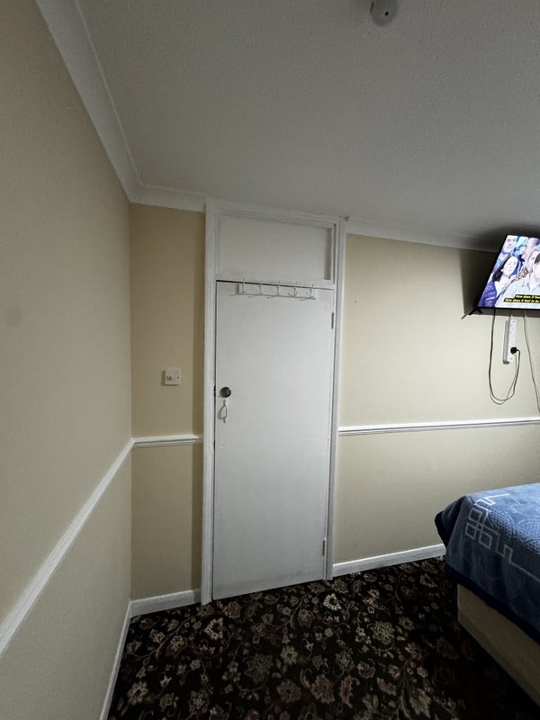 Room Young Road in Greater London