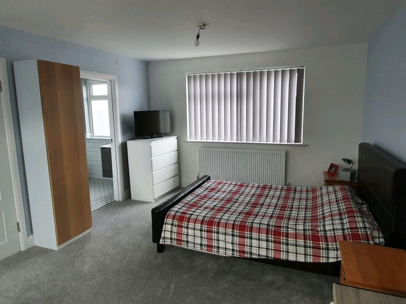 Room Taunton Avenue in Greater London