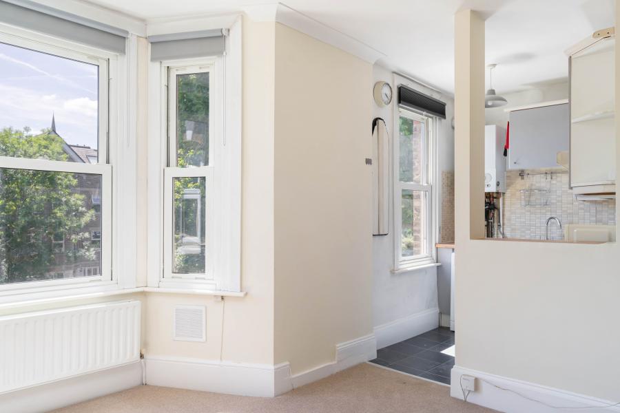 Flat Waldram Park Road in Greater London