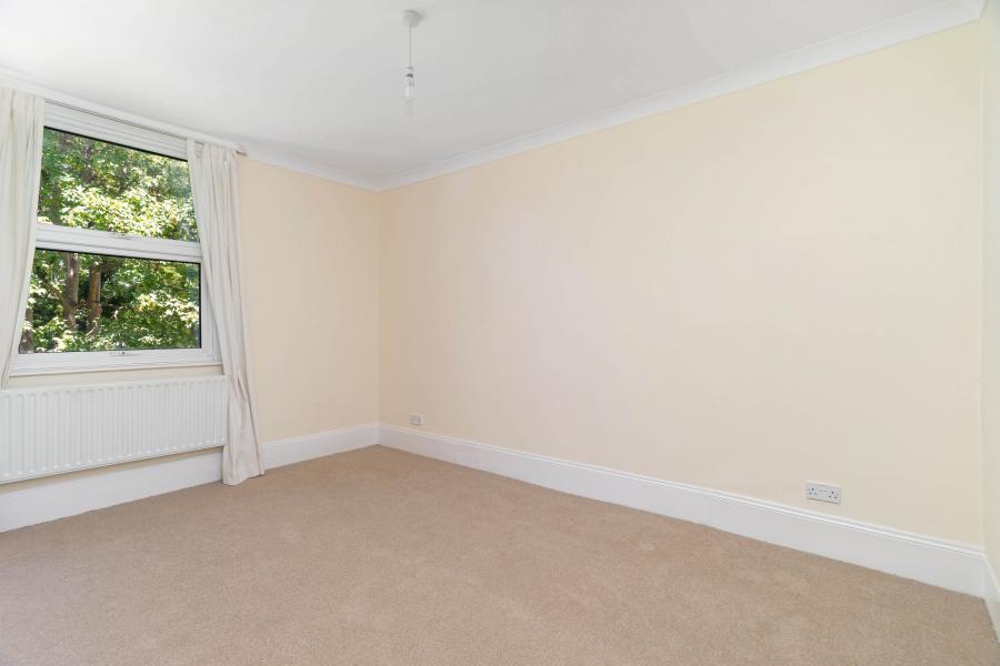 Flat Waldram Park Road in Greater London