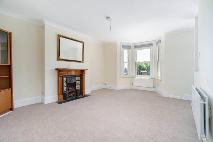 Flat Waldram Park Road in Greater London
