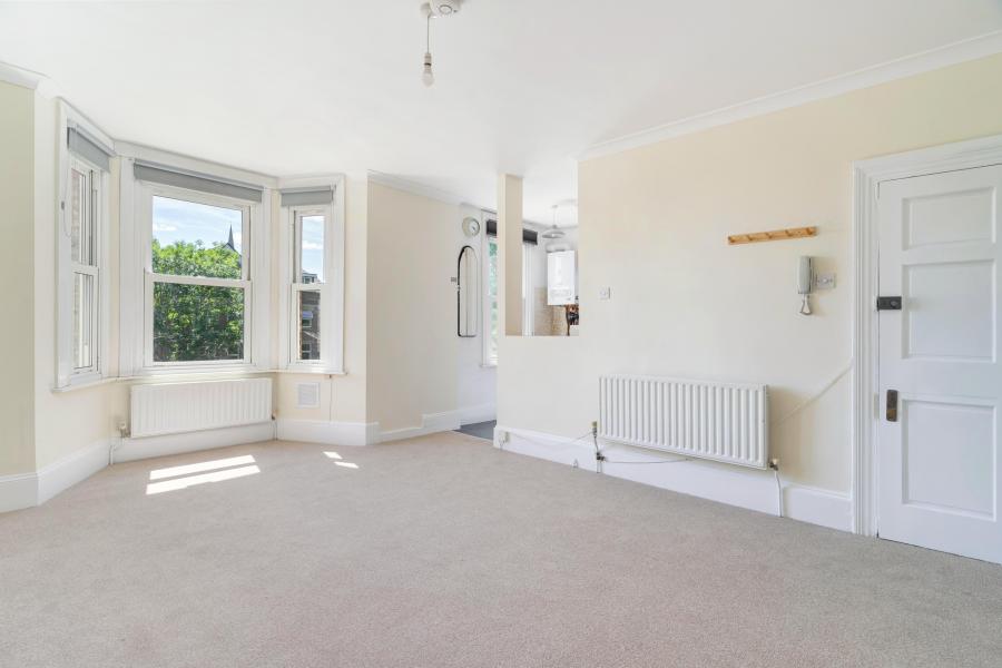 Flat Waldram Park Road in Greater London