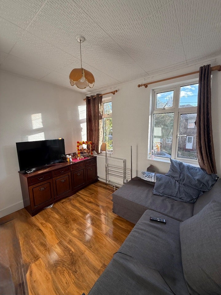 Room Shelley Avenue in Greater London