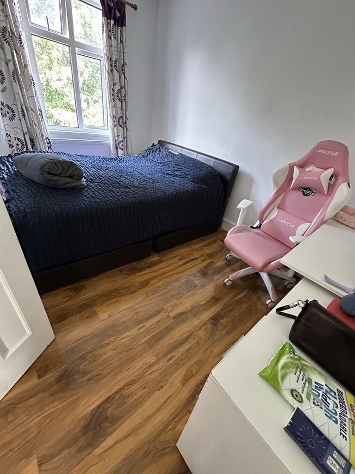 Room Shelley Avenue in Greater London