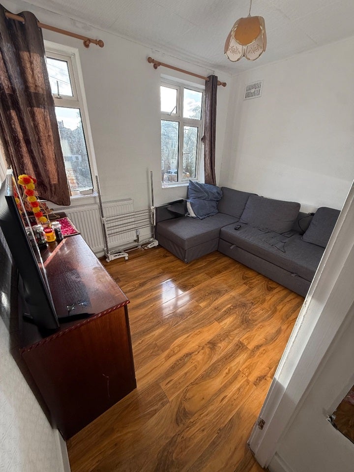 Room Shelley Avenue in Greater London