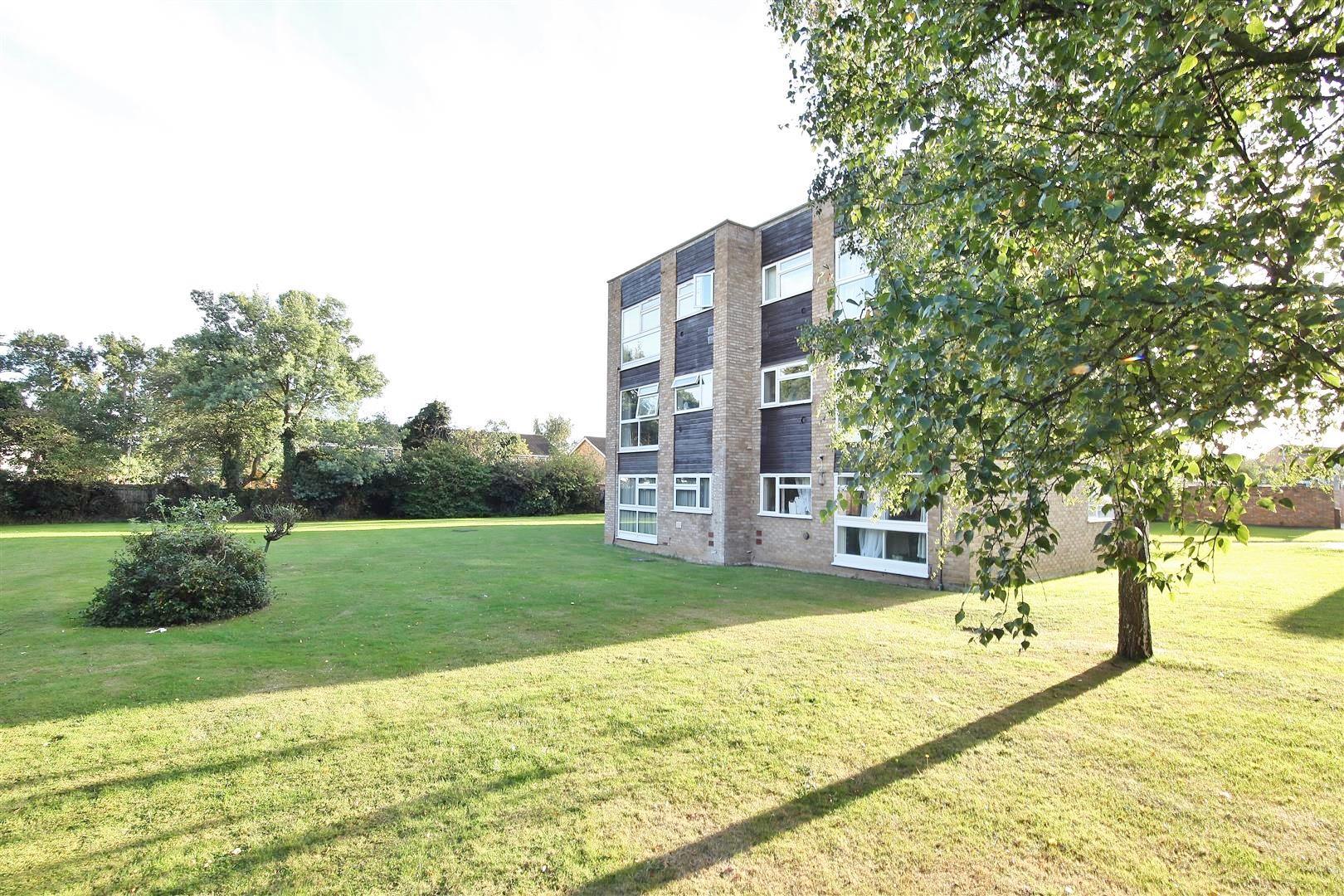 Flat Spencer Road in Greater London