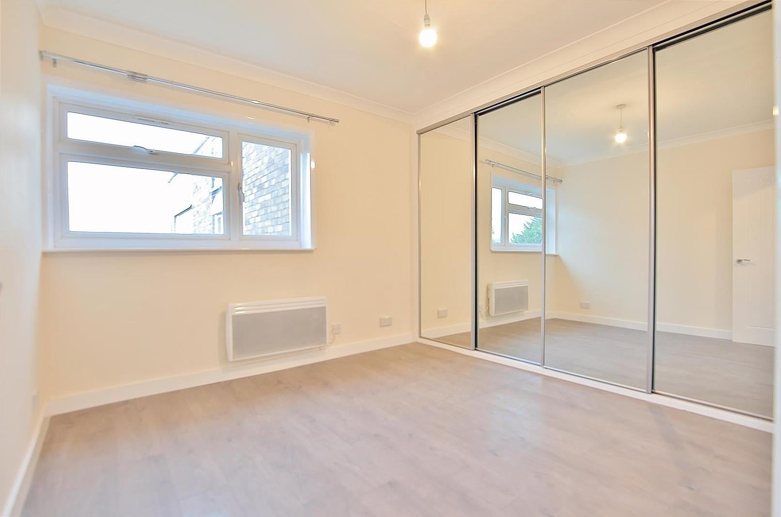 Flat Spencer Road in Greater London