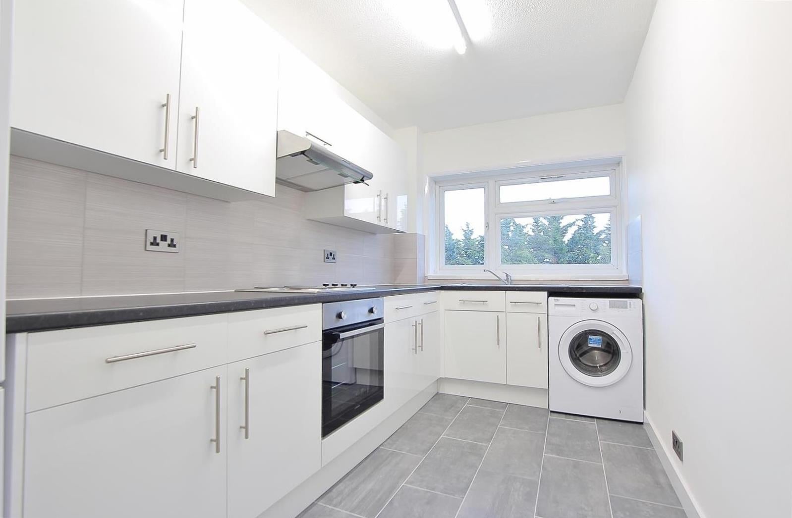 Flat Spencer Road in Greater London