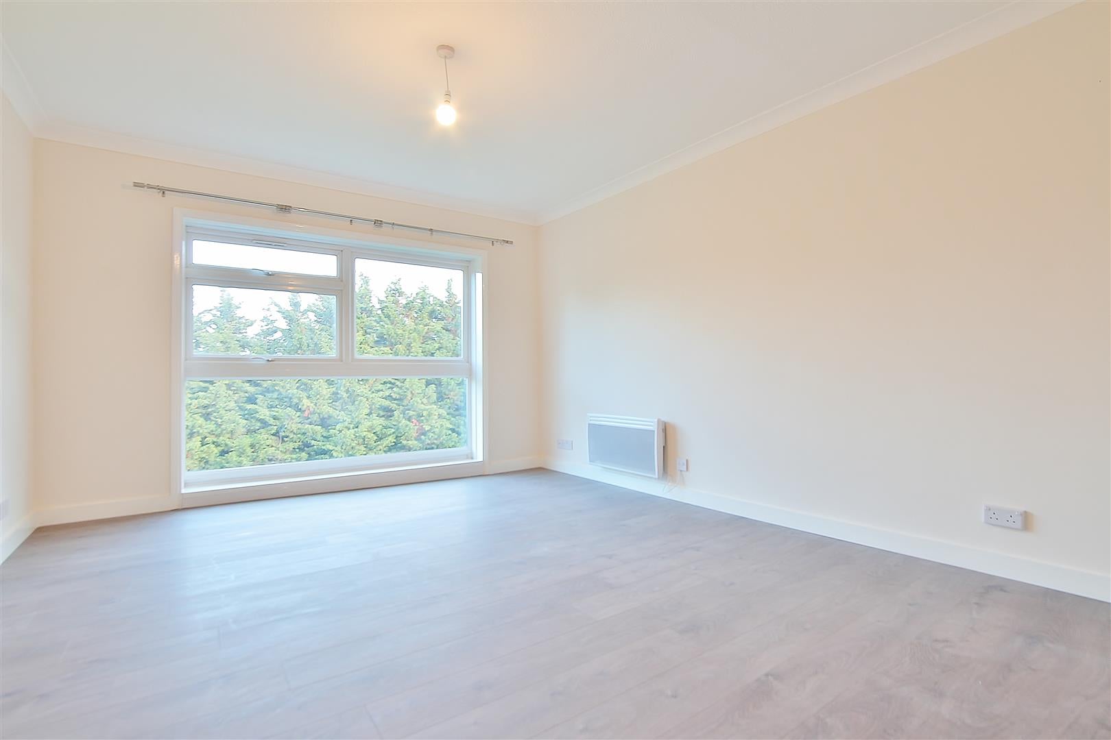 Flat Spencer Road in Greater London