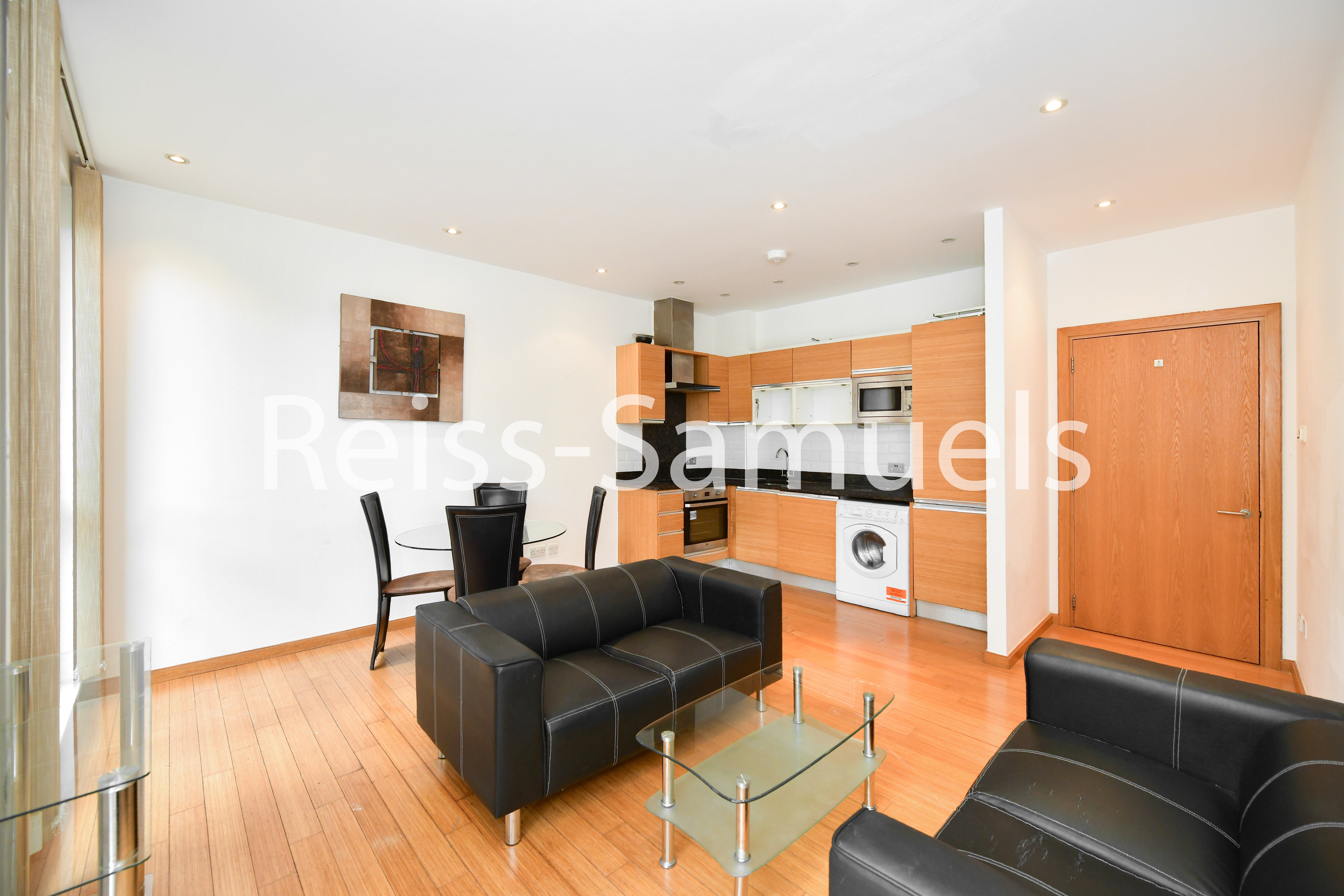 Flat Westferry Road in Greater London