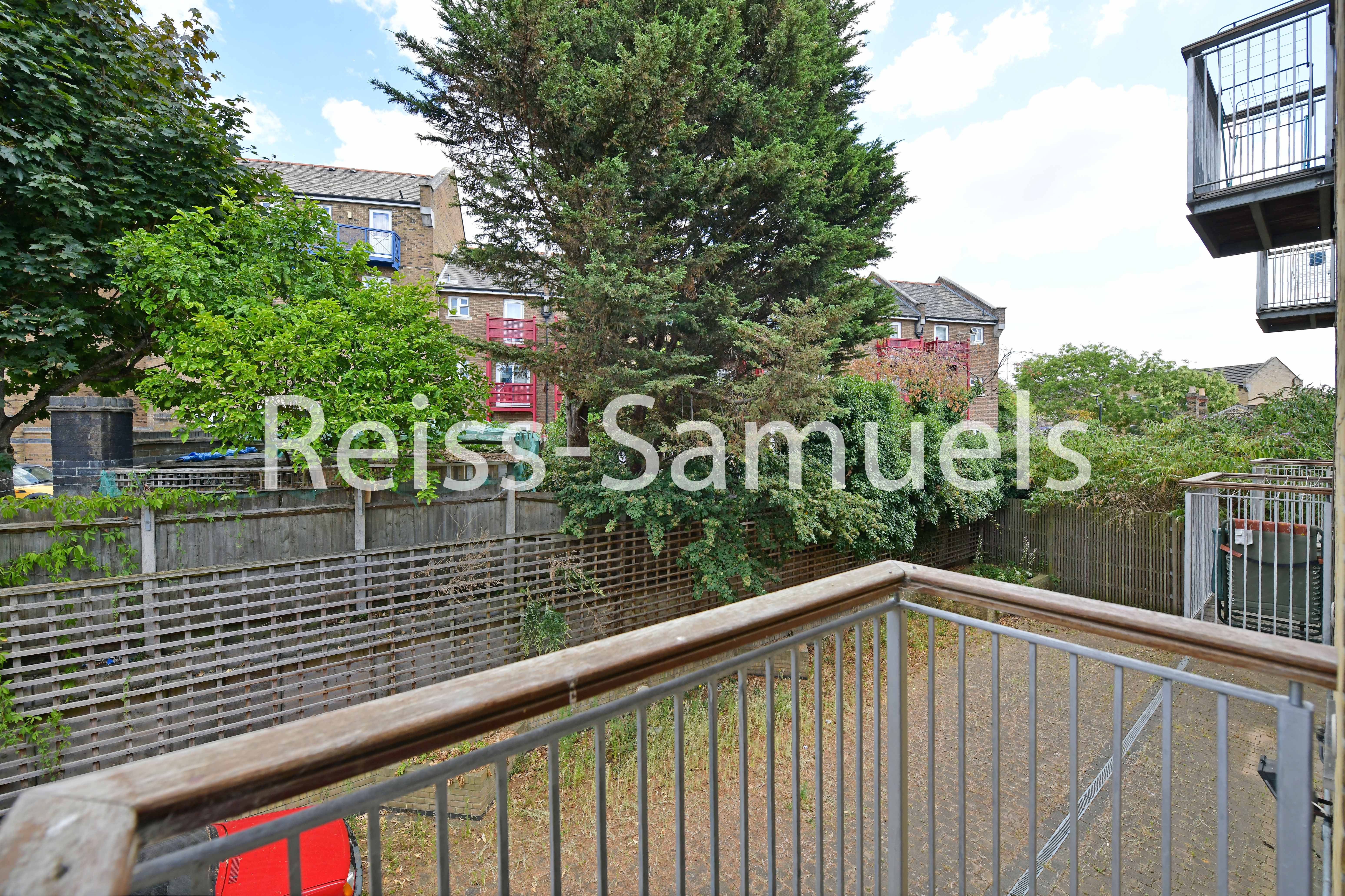 Flat Westferry Road in Greater London