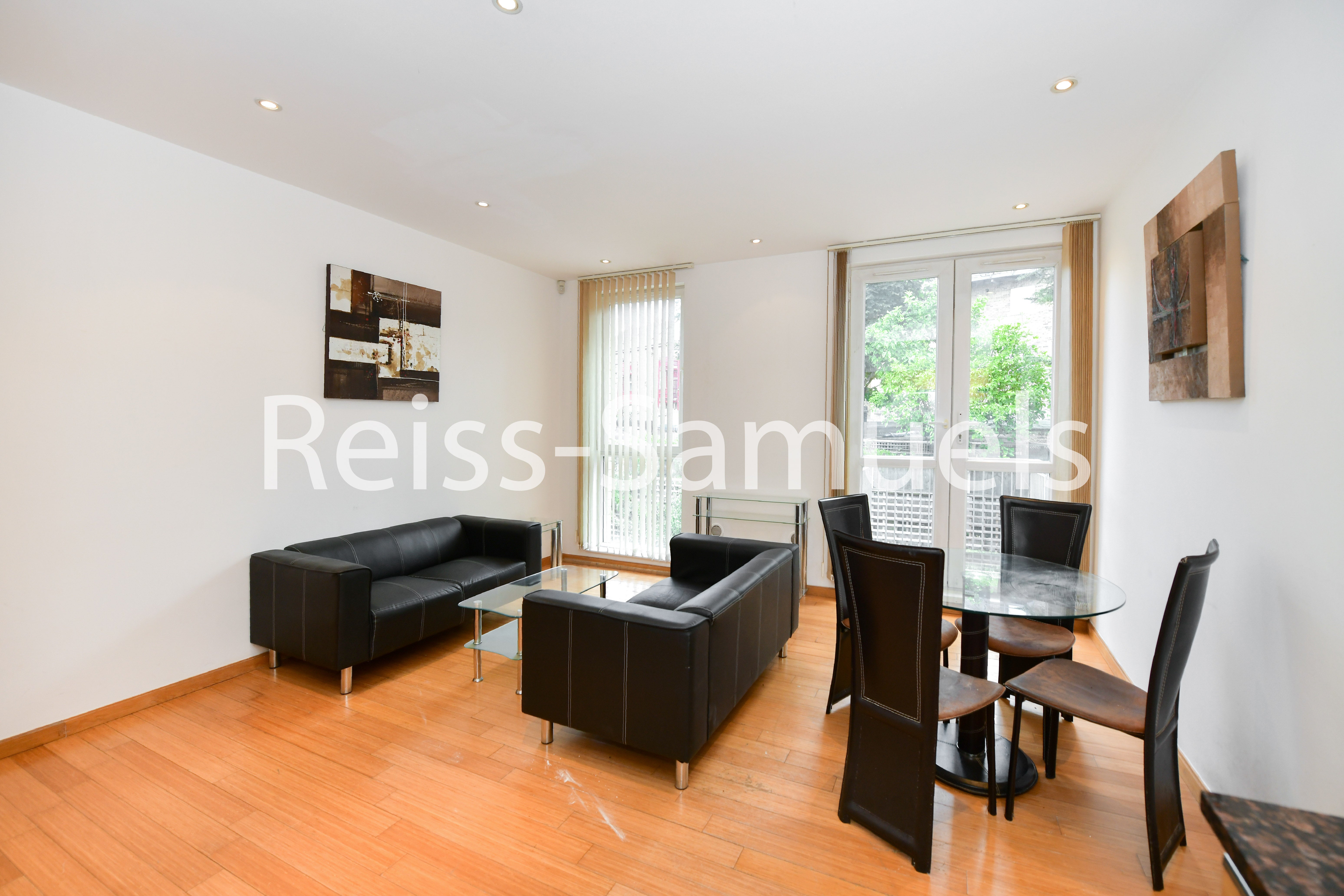 Flat Westferry Road in Greater London