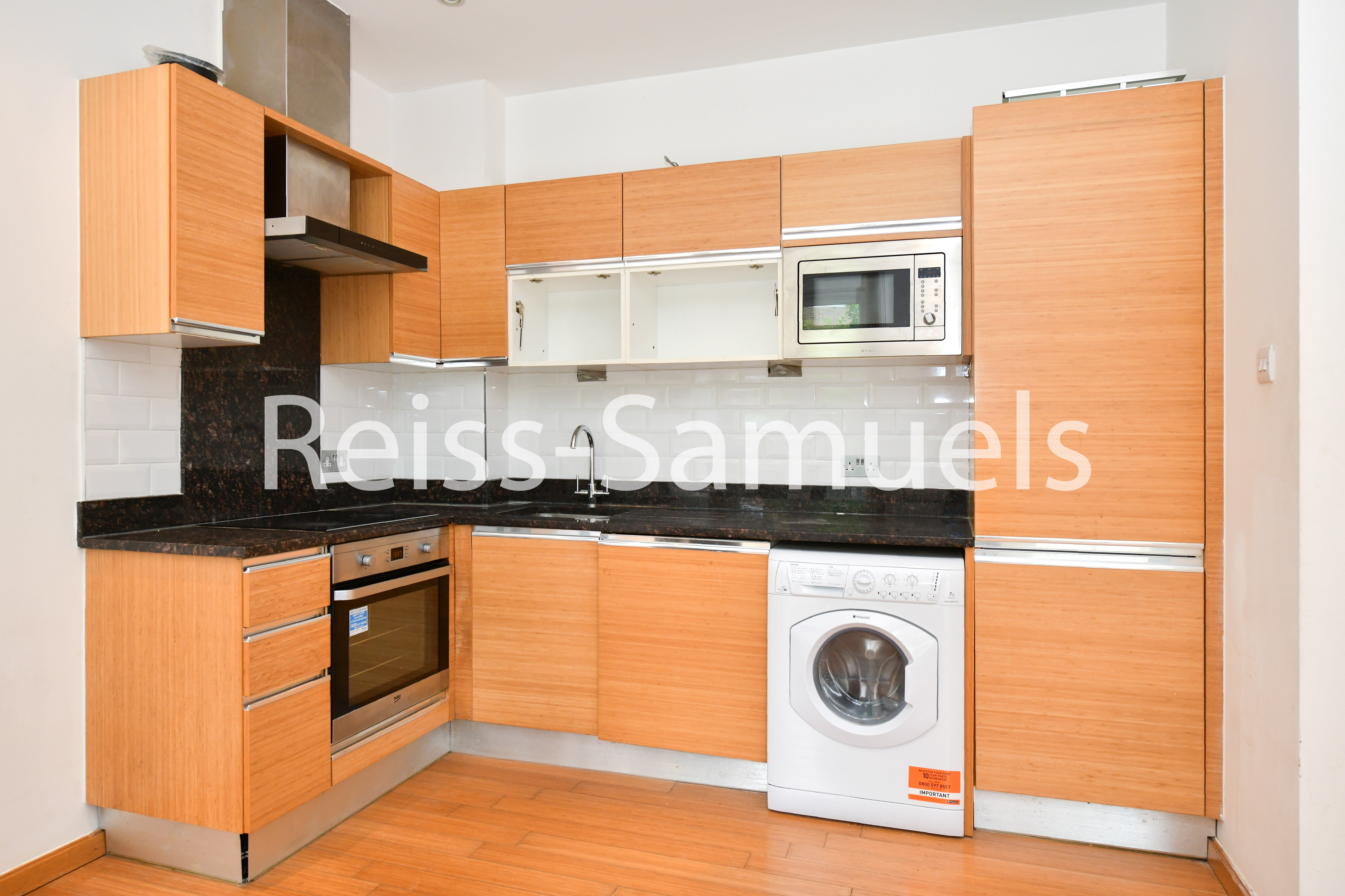 Flat Westferry Road in Greater London