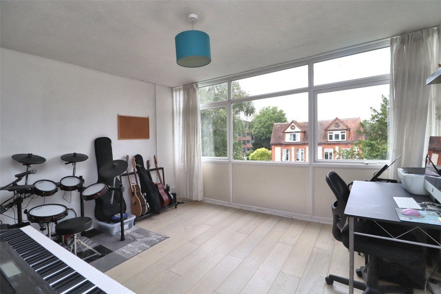 Flat Hillview Court in Woking