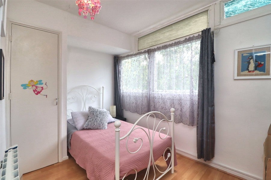 Flat Hillview Court in Woking
