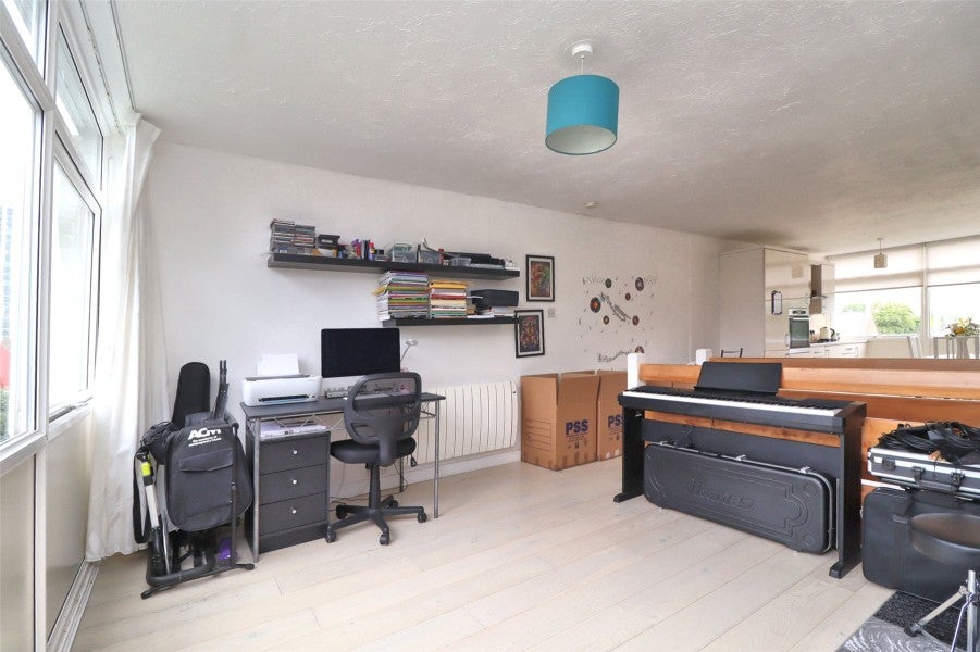 Flat Hillview Court in Woking