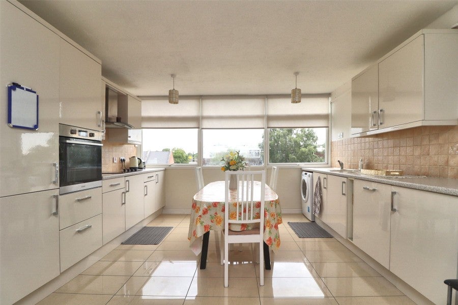 Flat Hillview Court in Woking