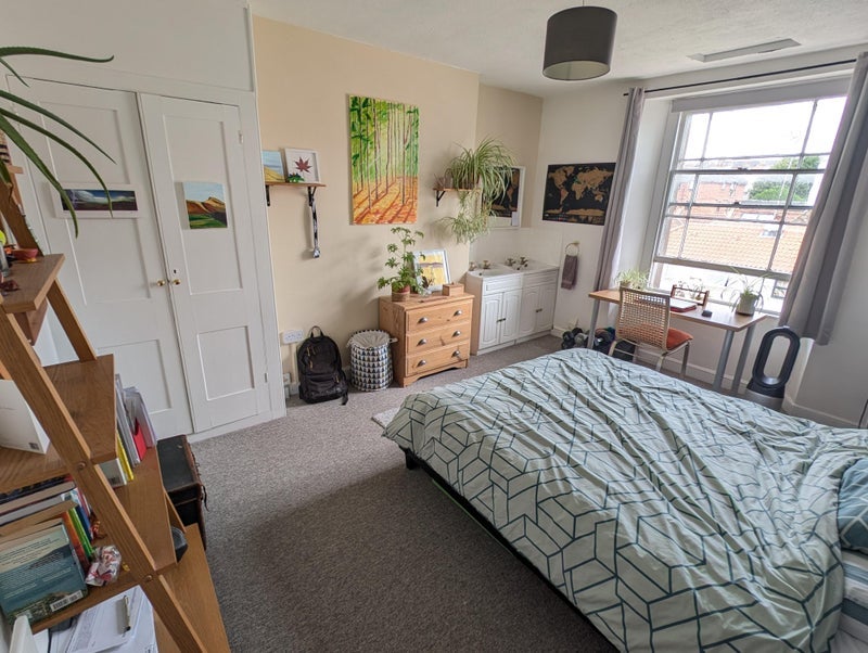 Room Alma Vale Road in Bristol