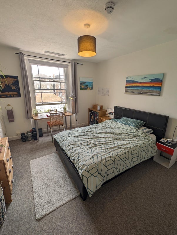 Room Alma Vale Road in Bristol