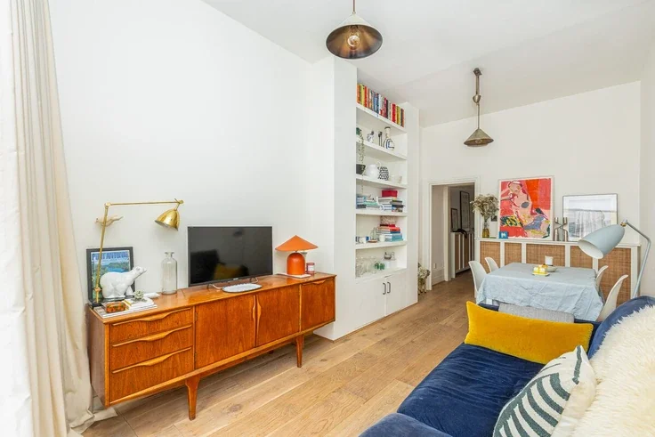 Flat Lauriston Road in Greater London