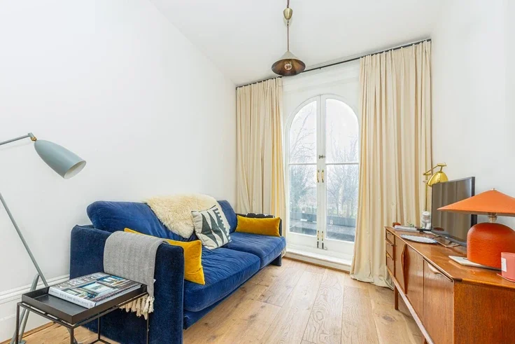 Flat Lauriston Road in Greater London