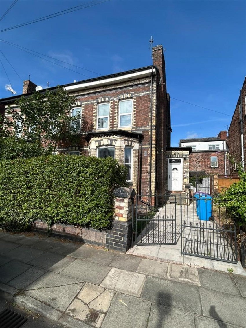 Flat Clifton Road in Liverpool