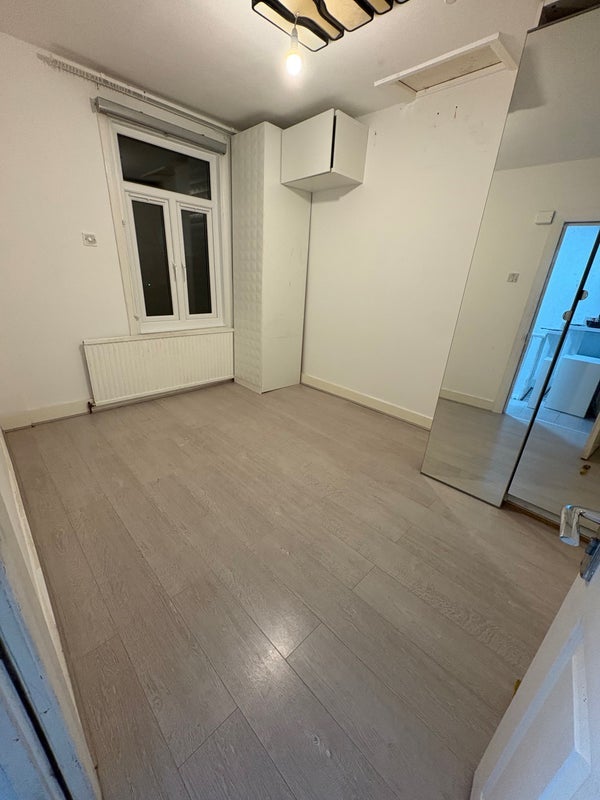 Room High Road Leytonstone in Greater London