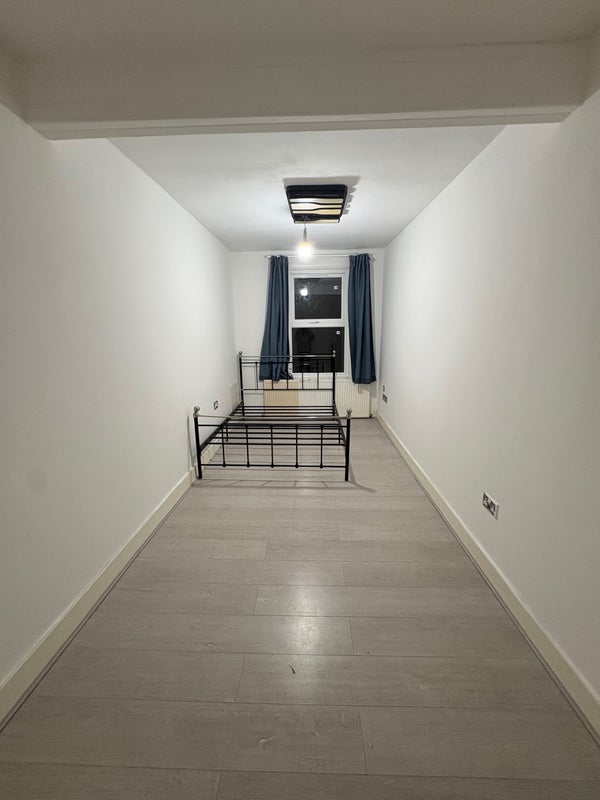 Room High Road Leytonstone in Greater London
