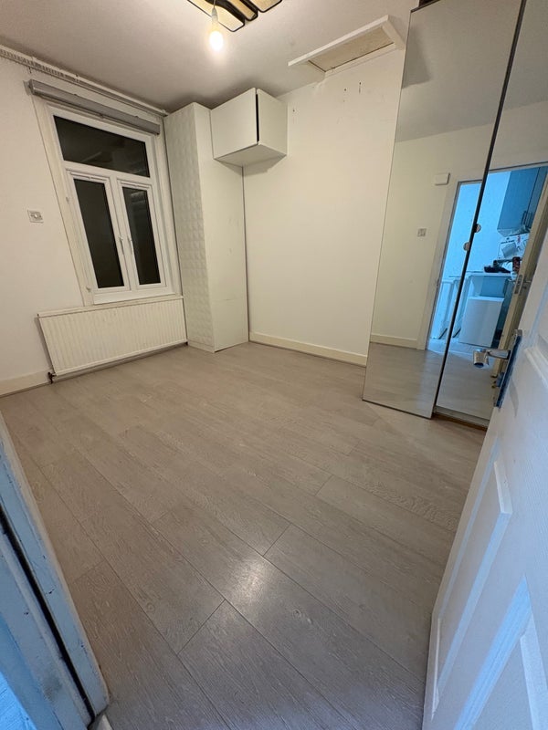 Room High Road Leytonstone in Greater London
