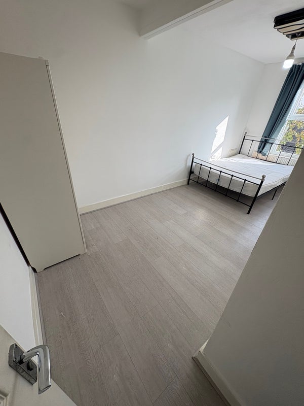 Room High Road Leytonstone in Greater London