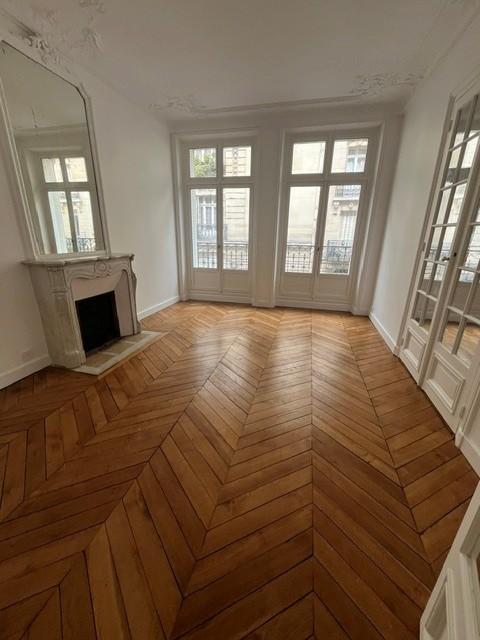Flat Rue Pierre Demours in Paris