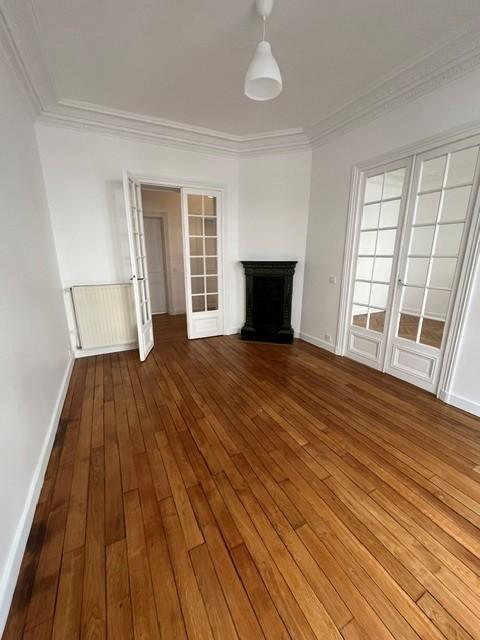 Flat Rue Pierre Demours in Paris