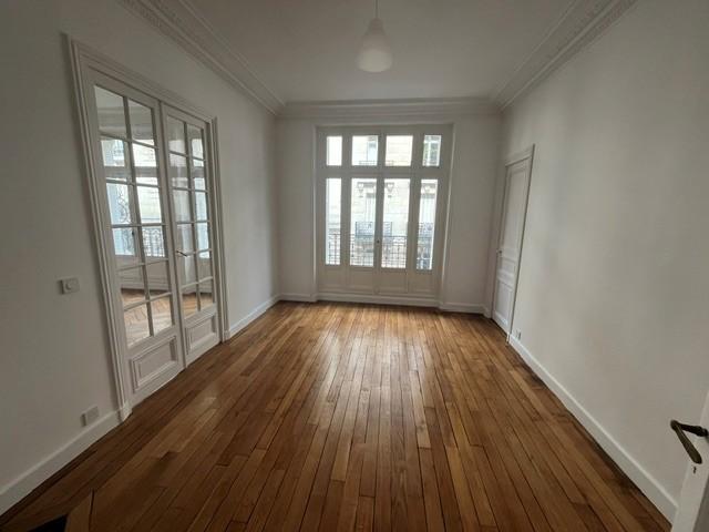 Flat Rue Pierre Demours in Paris