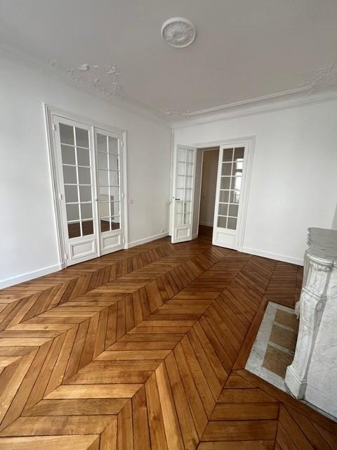 Flat Rue Pierre Demours in Paris