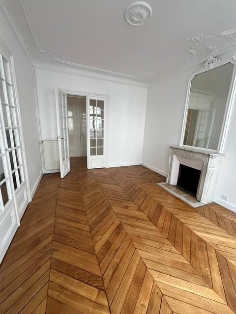 Flat Rue Pierre Demours in Paris