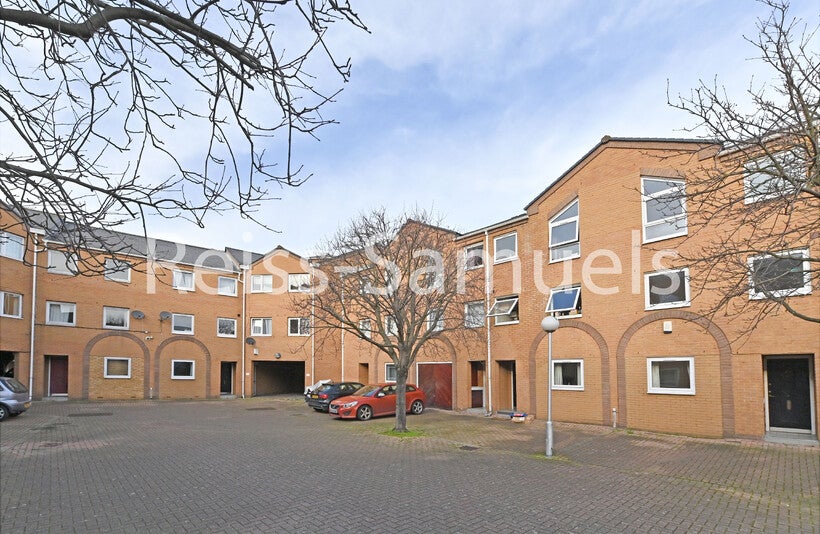 Flat Cyclops Mews in Greater London