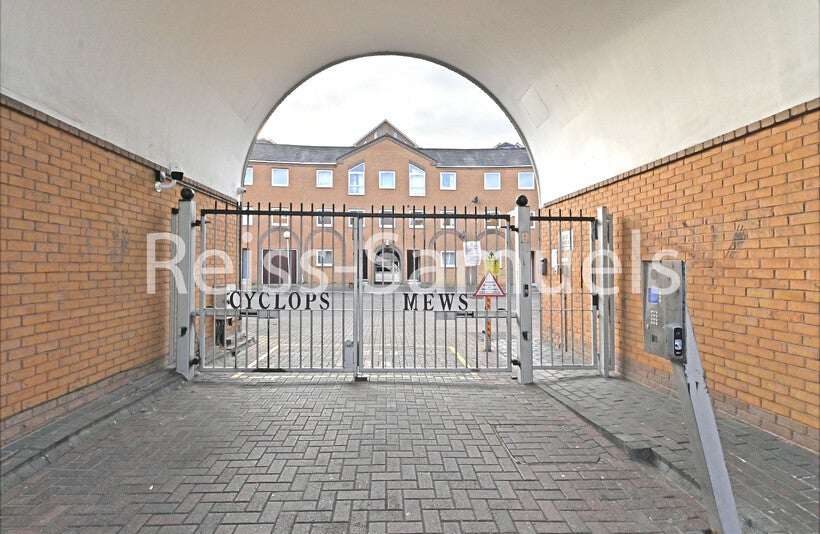 Flat Cyclops Mews in Greater London