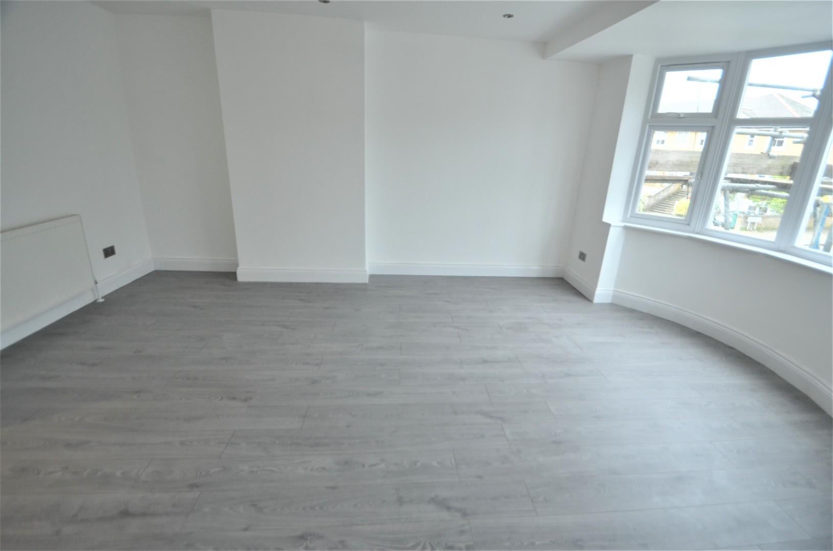 Flat Goodwyn Avenue in Greater London