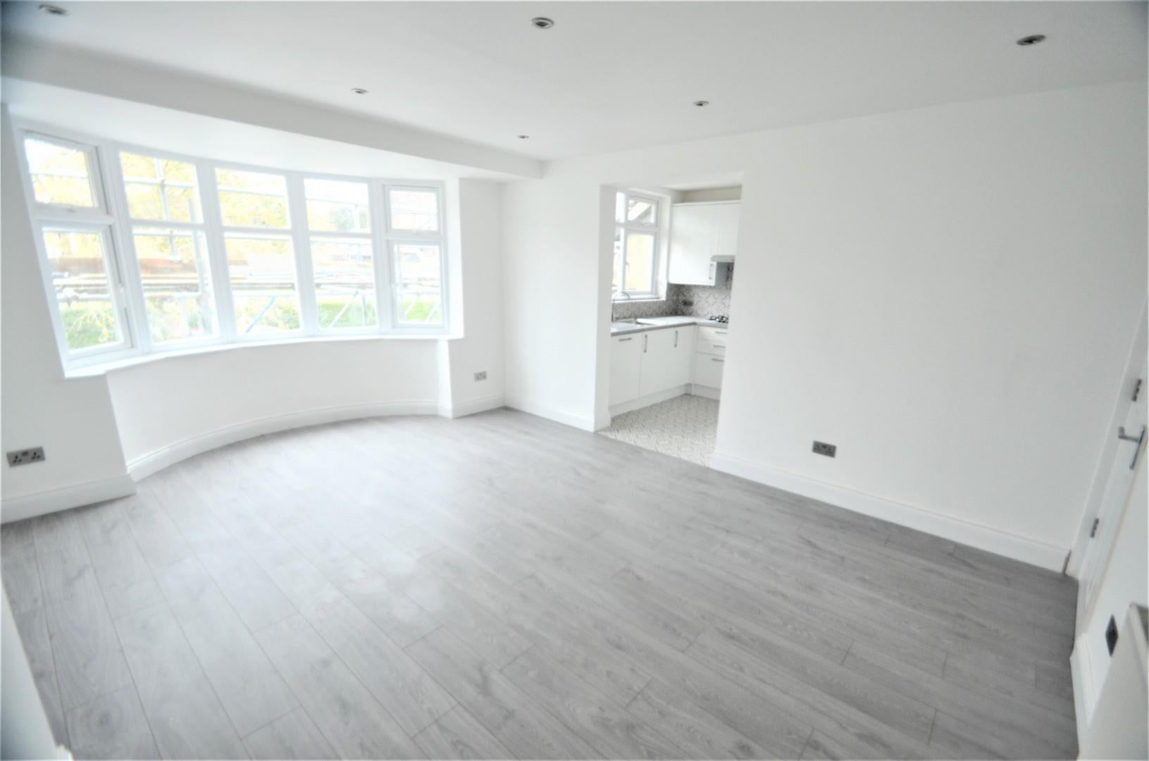 Flat Goodwyn Avenue in Greater London