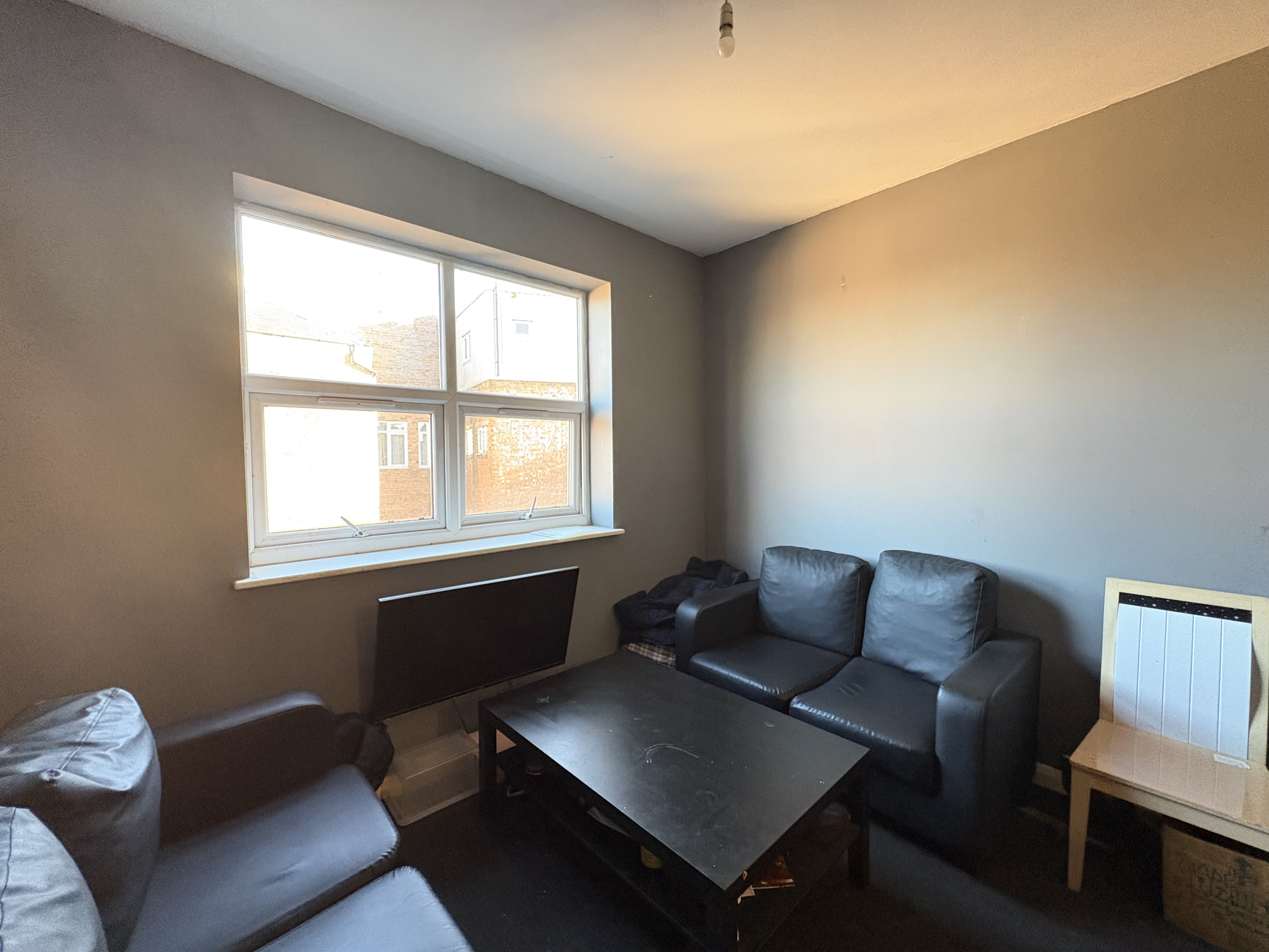 Room Millstone Lane in Leicester