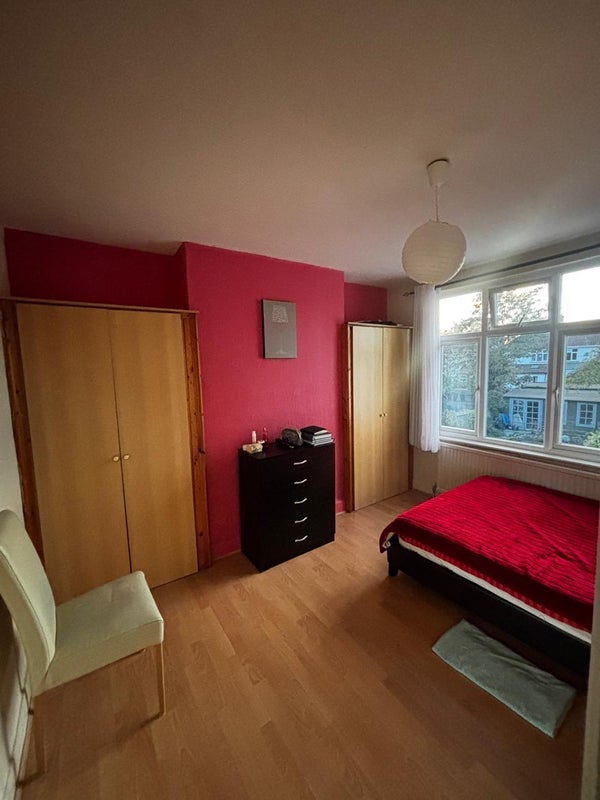 Room Rosslyn Crescent in Greater London