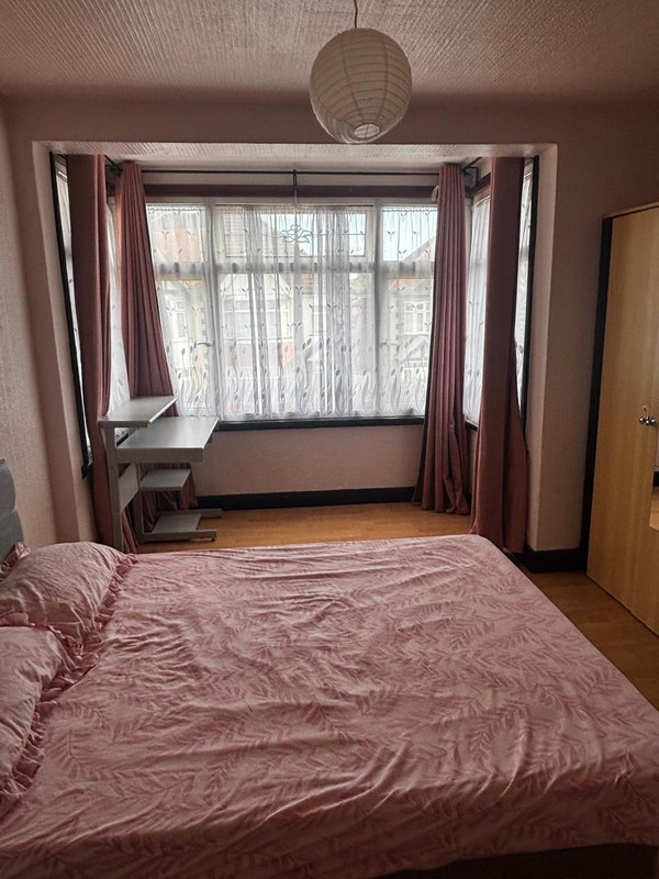 Room Rosslyn Crescent in Greater London