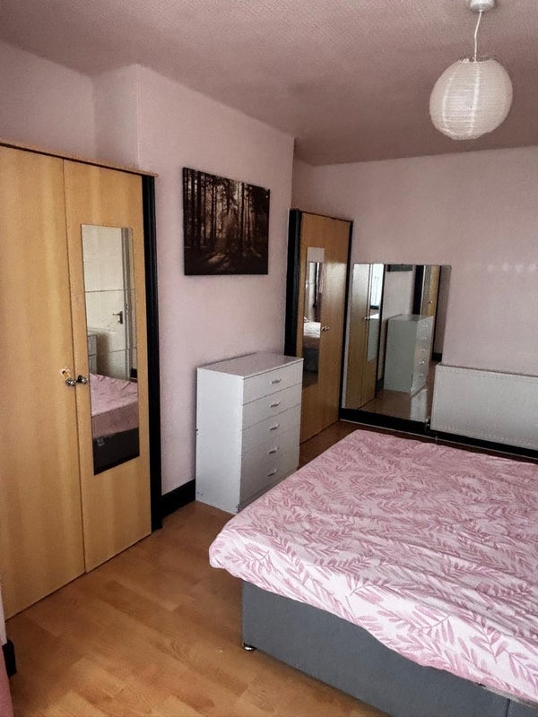 Room Rosslyn Crescent in Greater London